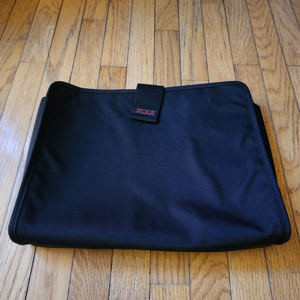 Tumi Black Medium 15×12 inch Padded Computer Laptop Cover Flap Closure